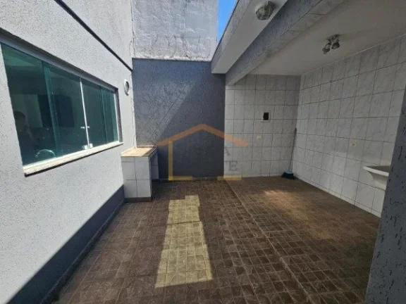 Imagem Sobrado de 160 m² com 3 dormitórios, sendo 1 suíte e 2 quartos no corredor, além de 1 banheiro n...
