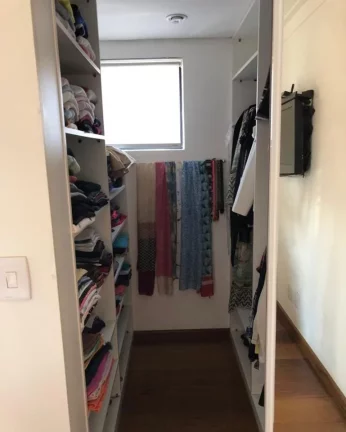 Imagem Apartamento na Rua Capote Valente com 3 suítes e 4 vagas, 192m²