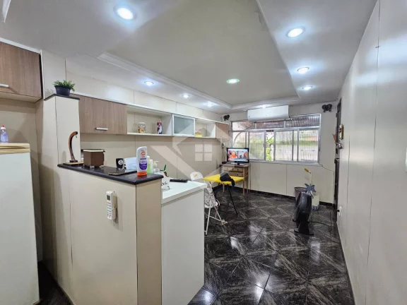 Imagem Casa à Venda na Taquara com 3 Quartos: Opção de Moradia e Negócios