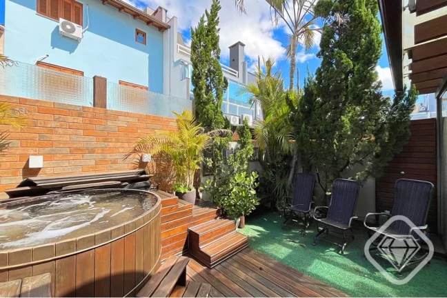 Imagem Sobrado 3 dormitórios, suíte com sacada, lareira e espaço gourmet. Bairro Hípica, Zona Sul de Po...