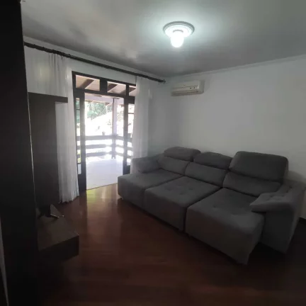 Imagem Casa averbada com 3 dormitórios sendo 1 suíte e 2 vagas de garagem em Joinville