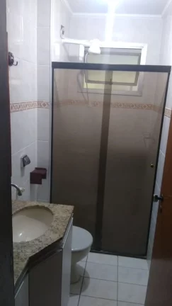 Imagem Apartamento amplo com sala dois ambientes, cozinha com armários, banheiro com box e gabinete, 3 qua...