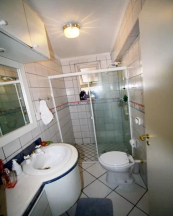 Imagem Amplo apartamento com piso de tacos, armários embutidos, living ampliado para 02 ambientes, 03 dorm...