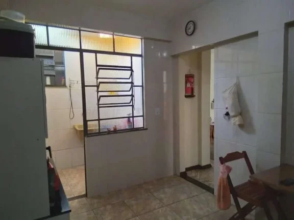 Imagem Prédio com dois apartamentos, ponto comercial e terraço com capacidade para expansão de mais dois andares.