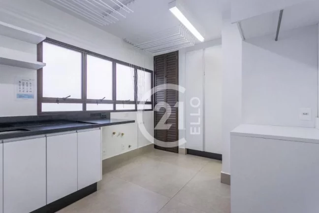Imagem Apartamento com 3 suítes totalmente reformado na melhor rua do Campo Belo