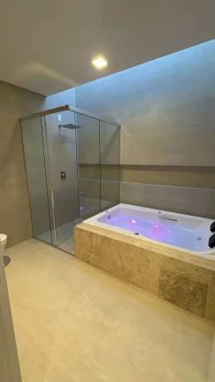 Imagem Sobrado com 3 suítes sendo 1 master e 2 vagas - Barra em Balneário Camboriú/SC