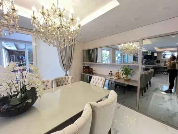 Imagem Casa de alto padrão em condomínio fechado com 5 suítes e 4 vagas de garagem em Itajaí