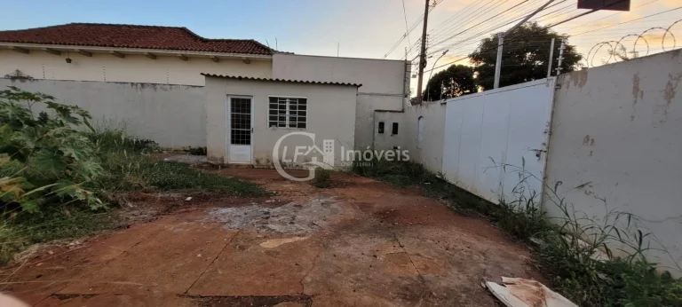 Imagem Casa Comercial para Locação no Bairro Amambaí em Campo Grande-MS: 6 Salas, 7 Banheiros, 20 Vagas de Garagem e 250m² de Área.