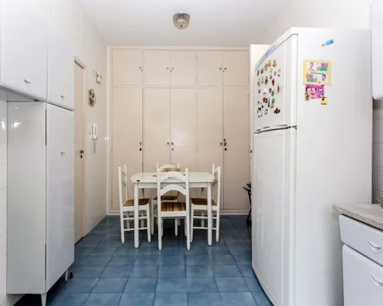 Imagem Apartamento amplo, living para 2 ambientes com piso de tacos, 03 dormitórios com piso de tacos e ar...