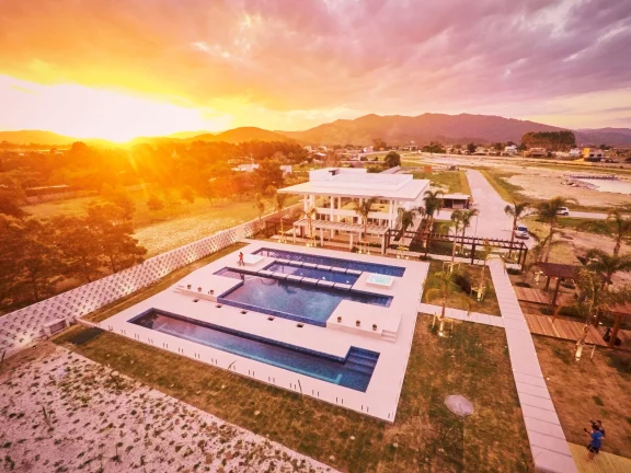 Imagem Terreno 450m² à venda em Garopaba-SC: CONDOMÍNIO AQUALINA LAKE CLUB - Luxo à Beira da Lagoa!