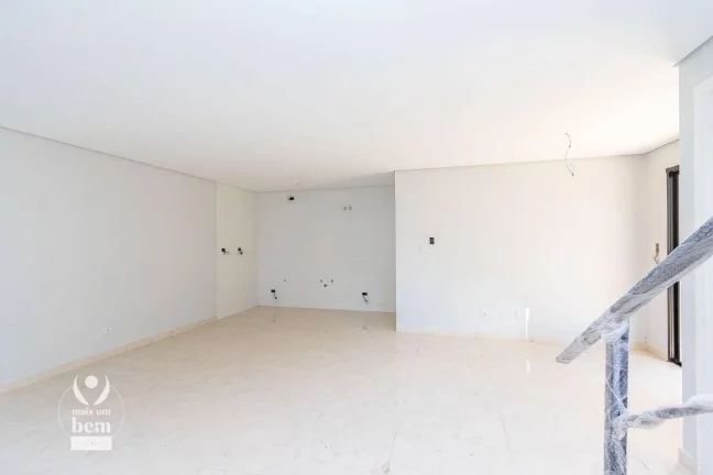 Imagem Sobrado a venda no Uberaba. 3 quartos, suíte, terraço e 1 vaga