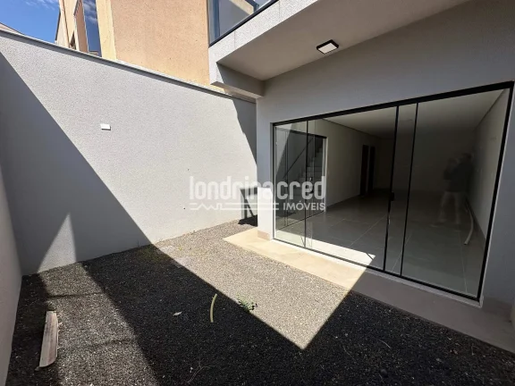 Imagem Casa assobradada à venda com 106m² de área construída, 2 dormitórios (1 suíte), 3 banheiros e 2 vagas de garagem em terreno de 125m².