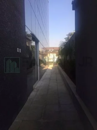 Imagem Venha se encantar com este imóvel de alto padrão, perfeito para sua empresa! Com uma fachada revestida em vidro sobre estrutura metálica, este prédio