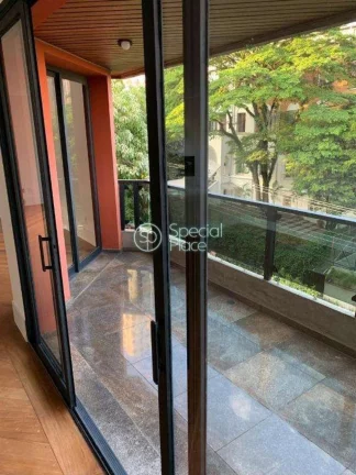 Imagem Oportunidade. Apartamento super espaçoso, com 220m2 de área útil, 4 dormitórios ( 3 suítes ) e ...