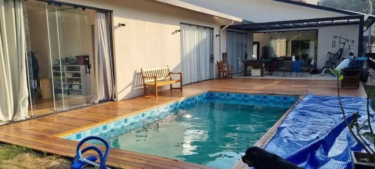 Imagem TÉRREA, 3 suítes, piscina, em rua fechada no Miolo da Granja!