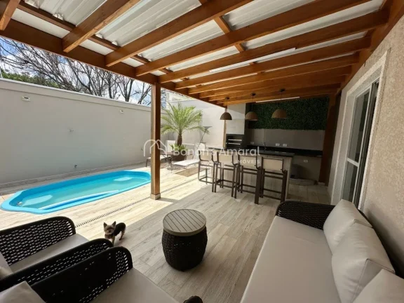 Imagem Encante-se com esta charmosa casa localizada em um condomínio de arquitetura moderna e aconchegante...