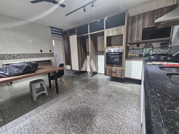 Imagem Sobrado Amplo com piscina e de esquina!