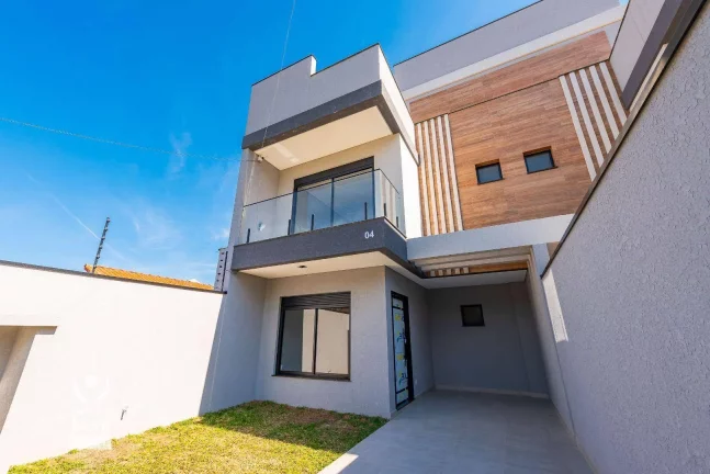 Imagem Sobrado 3 suítes, 165,m², terraço com churrasqueira e 2 vagas de garagem à venda no Água Verde
