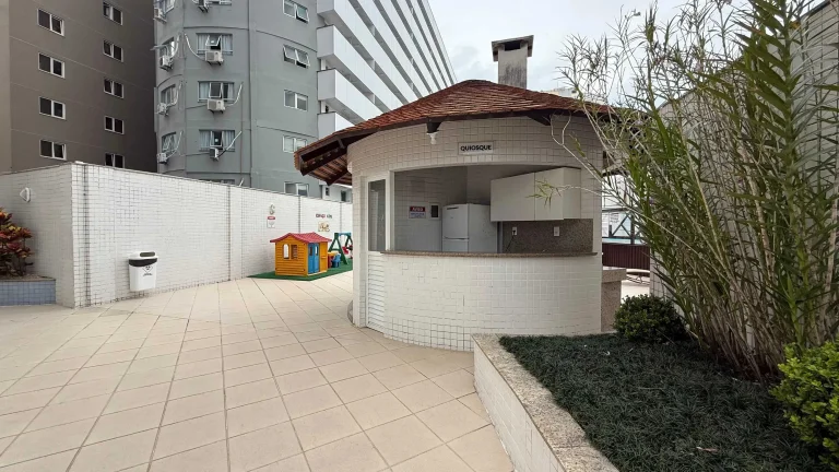 Imagem Apartamento com 2 dormitórios sendo 1 suíte e 1 vaga de garagem em Balneário Camboriú/SC