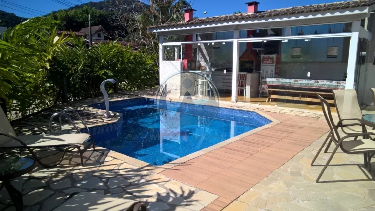 Imagem Casa em Condomínio à Venda em Ubatuba-SP: 4 Quartos, 2 Suítes, 151m² - Bairro Horto Florestal