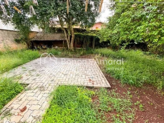 Imagem Encantadora residência térrea, rodeada por vegetação e iluminada por luz natural. Com uma área ...