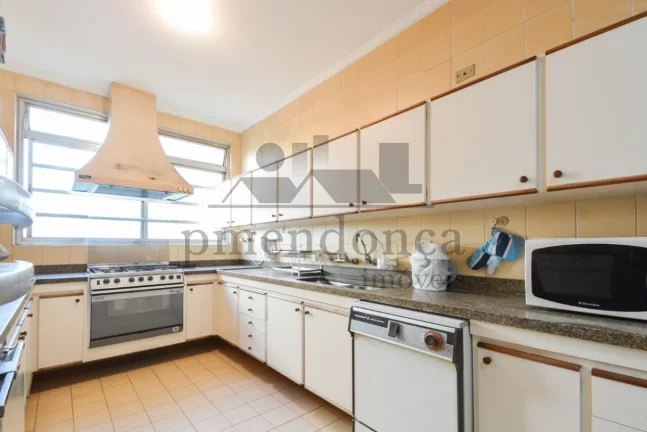 Imagem Apartamento no Jardim Paulista com 239m², 3 quartos (1 suíte) e 1 vaga.
