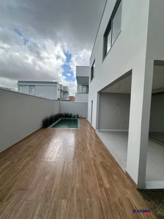 Imagem CASA DE ALTO PADRÃO COM PISCINA E SUÍTES LUXUOSAS: CONFORTO E SOFISTICAÇÃO