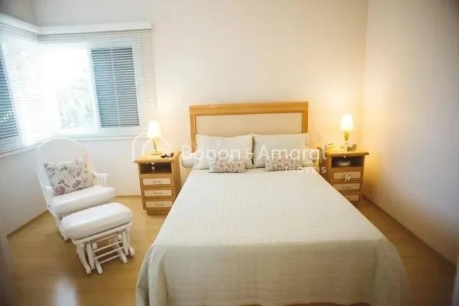 Imagem Casa de condomínio com 498 m² e 6 quartos