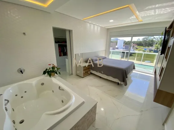 Imagem Casa de alto padrão com 300 m² privativos, localizada em condomínio na Ilha do Francês, entre as praias dos Ingleses e Moçambique, a aproximadamente 6