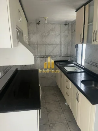Apartamento com 2 dormitórios, sala para dois ambientes, cozinha com armários e cooktop, 1 banheir...