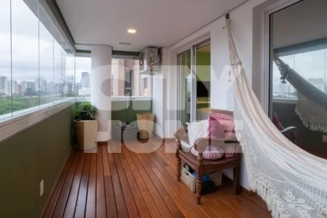 Imagem Apartamento de 238m² resultado de uma junção de dois aptos criada pela construtora durante a obra...