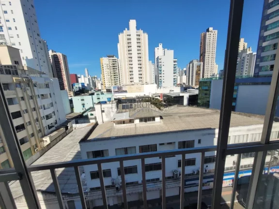 Imagem Apartamento para reforma com 3 dormitórios à venda em Balneário Camboriú.