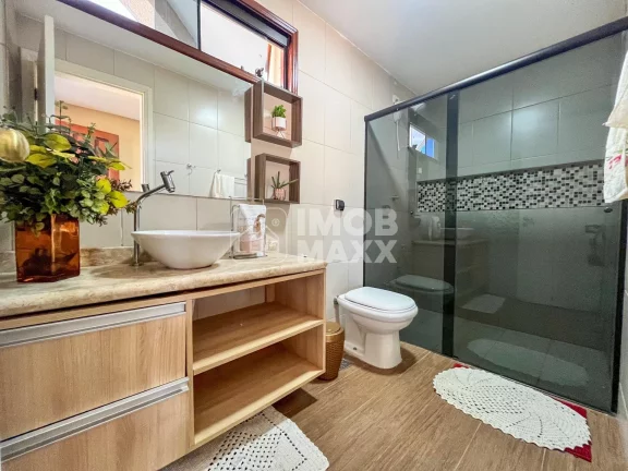 Imagem Excelente casa no Jardim Botânico, Brasília: 400m², 4 dormitórios, 4 suítes, 5 banheiros. Venda por R$ 1.350.000. Agende uma visita!