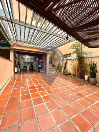 Imagem Imperdível! Casa à venda em São Paulo-SP, Vila Mariana, com 4 quartos, 1 suíte, 2 salas, 3 banheiros, 3 vagas de garagem e 185m².