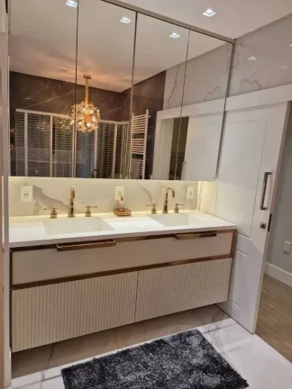 Imagem Casa com 5 suítes e 6 vagas de garagem em condomínio no Centro de Camboriú