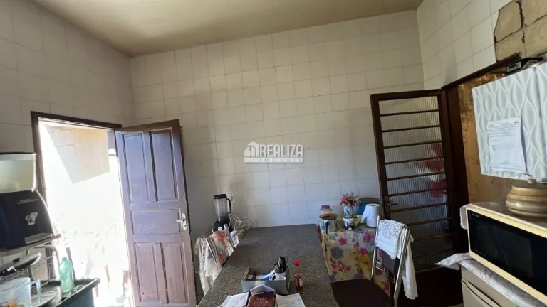 Imagem Casa padrão à venda no Fabrício, Uberaba - 4 dormitórios, 2 banheiros, garagem coberta
