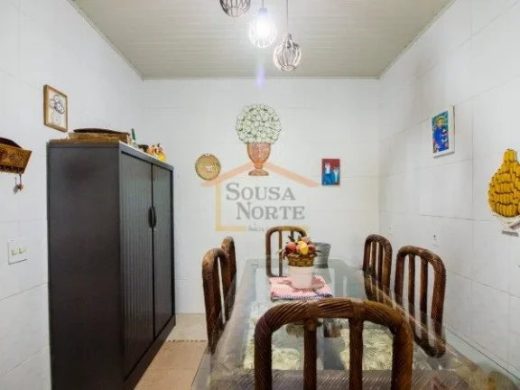 Imagem Casa com 330m² de área construída e terreno de 1.050m². Possui 4 dormitórios, sendo 2 suítes, ...