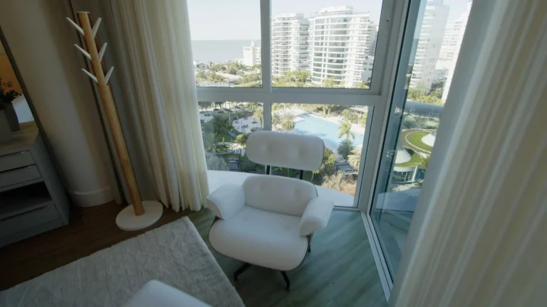 Imagem Apartamento mobiliado com 4 suítes e 3 vagas de garagem na Praia Brava em Itajaí/SC
