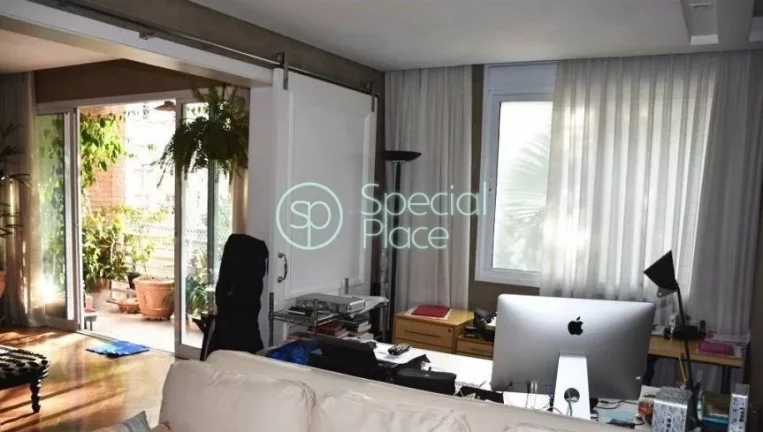 Imagem Excelente apartamento com 250m², reformado, espaços generosos, com terraço e excelente localizaç...