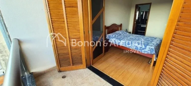 Imagem Excelente casa com 3 dormitórios, sendo 1 suíte com varanda, banheiro social, e um living amplo qu...