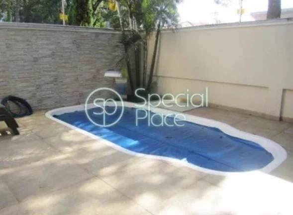 Imagem Casa em condomínio com 610m², reformadíssima, muito iluminada e clean. Amplo living para dois amb...