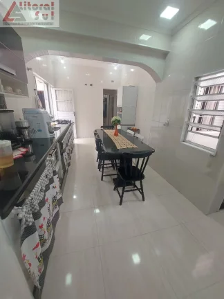 Imagem Imóvel Espaçoso e Aconchegante com 2 Quartos e 2 Vagas de Garagem em Ocian, Praia Grande-SP - Confira!
