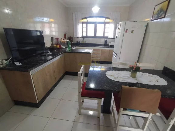 Imagem Casa com 3 dorms + Edícula, á 700m da Praia á venda em Peruíbe