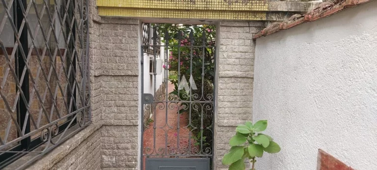 Imagem Casa com ótima localização na Avenida Afonso Pena com 03 Quartos + edícula á venda em Santos