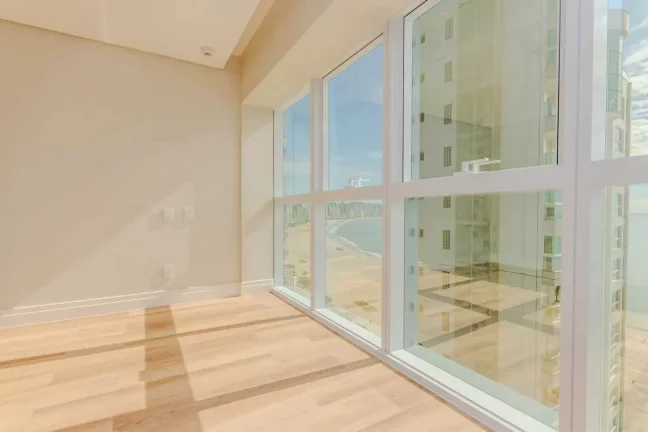 Imagem Apartamento com 4 dormitórios sendo 2 suítes e 4 vagas de garagem em Balneário Camboriú