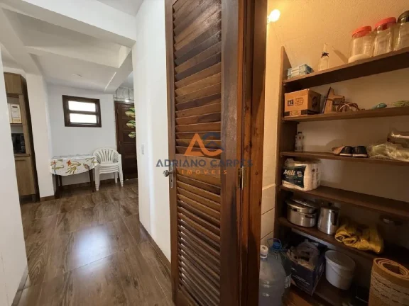 Imagem Casa semimobiliada no Gravatá com 5 dormitórios, sendo 1 suíte com 336m² de terreno a venda pela Imobiliária Adriano Carpes