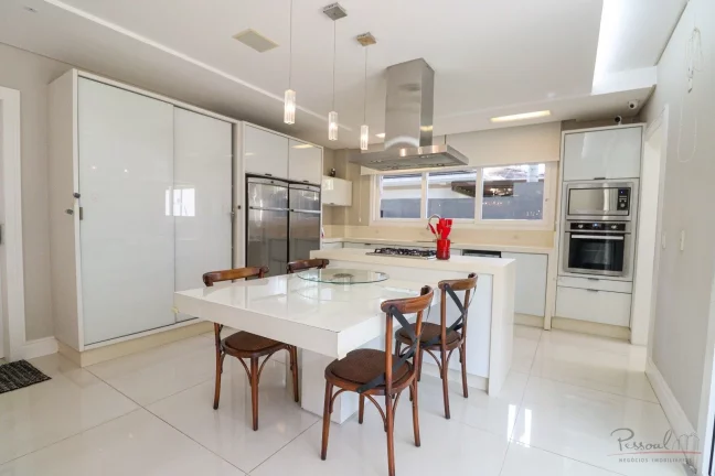 Imagem Venha conhecer esta linda casa dentro de um condomínio que fica em uma posição estratégica! Com ...
