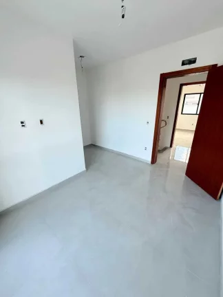 Imagem Sobrado de alto padrão com 2 suítes e 2 vagas de garagem em Palhoça/SC