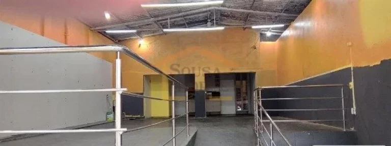 Galpão, 150m² em terreno de 400m², porta de aço. 

Excelente localização.
