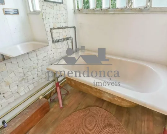 Imagem Apartamento reformado, distribuído com tacos, living para 03 ambientes, terraço, lavabo, banheiro ...